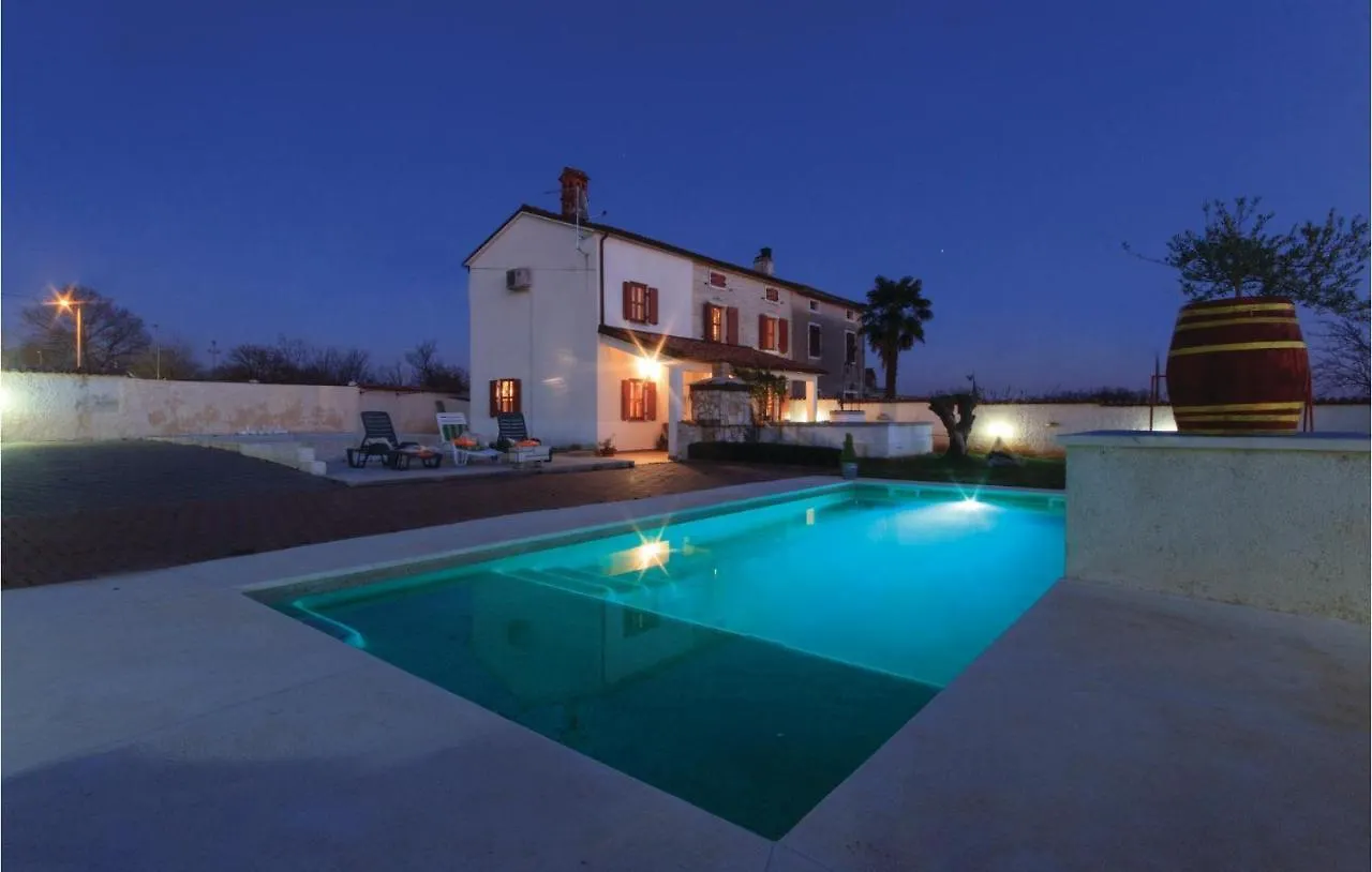 Beautiful Home In Hrboki With Wifi 0*,